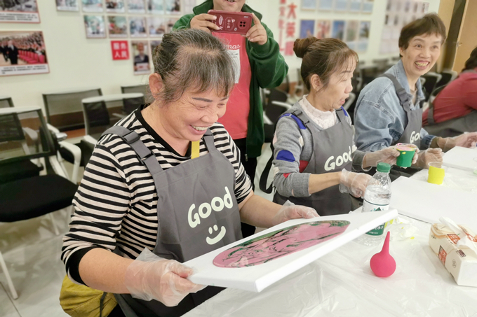 居民群众欣赏自己绘制的流体画。大竹林街道供图 华龙网发