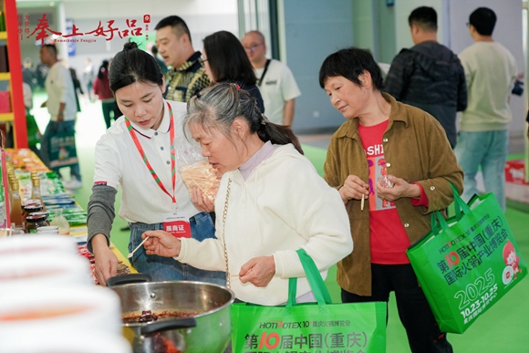 市民在奉節(jié)館選購商品。奉節(jié)縣委宣傳部供圖