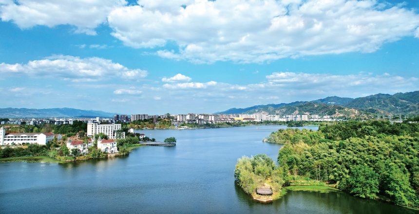 藍(lán)天白云下的雙桂湖國(guó)家濕地公園。記者 向成國(guó) 攝