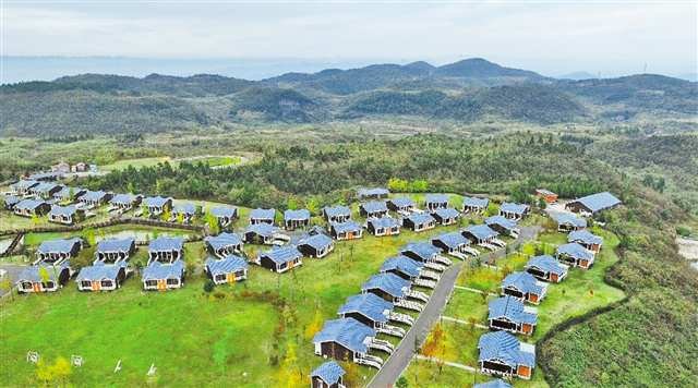 On October 24, beautiful vacation cabins could be seen dotting the Chuanhegai Resort in Xiushan County