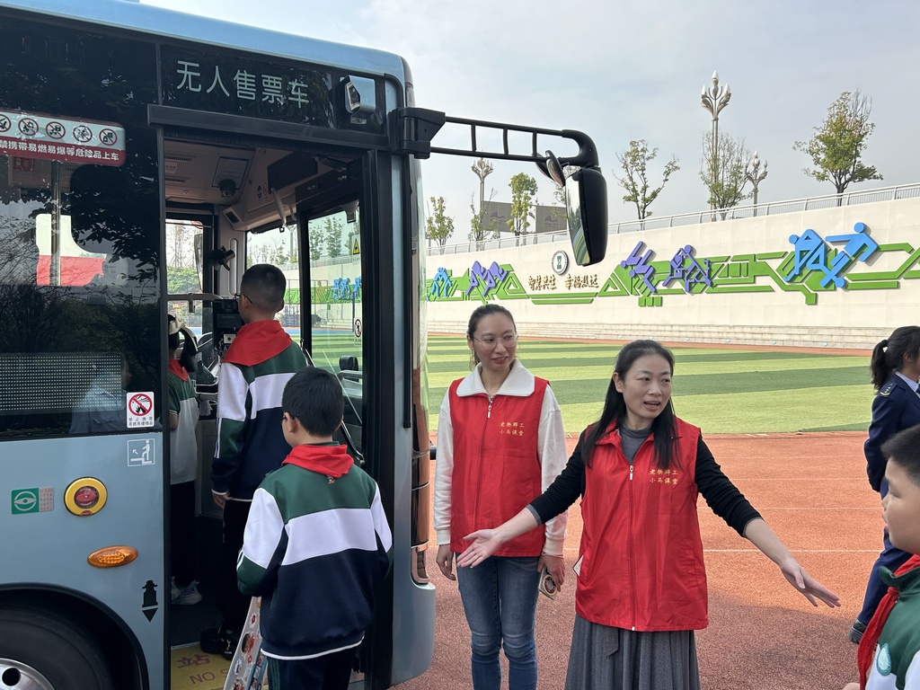 學生們走進車廂，沉浸式學習交通安全知識。重慶西部公交供圖