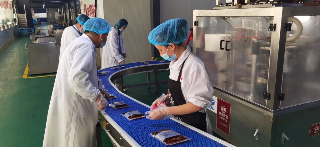 Hot pot ingredients packed on the production line (Photographed by Chen Yijun)