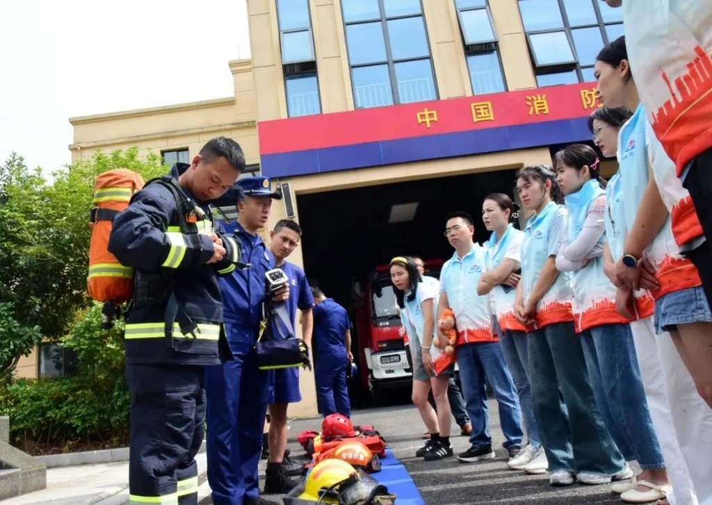 消防救援人员指导讲师团成员学习消防技能。潼南区消防救援局供图 华龙网发