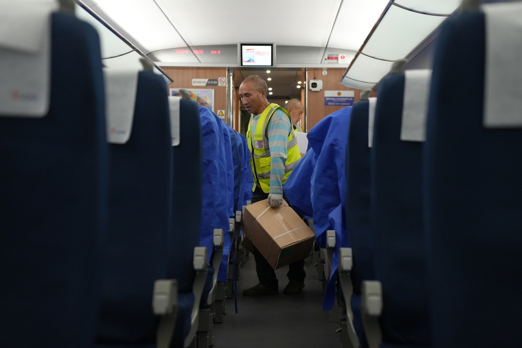 Chongqing hot pot ingredients loaded onto high-speed train (Photographed by Luo Wenwu)