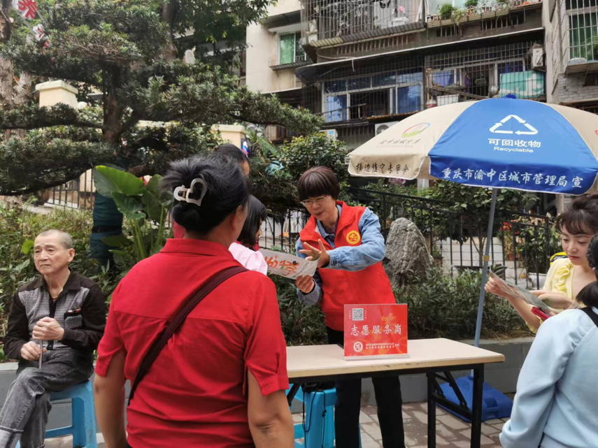 周德容向游客进行讲解。七星岗街道供图 华龙网发