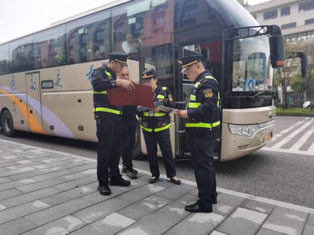 執(zhí)法隊(duì)員對客運(yùn)車輛進(jìn)行檢查。受訪者供圖