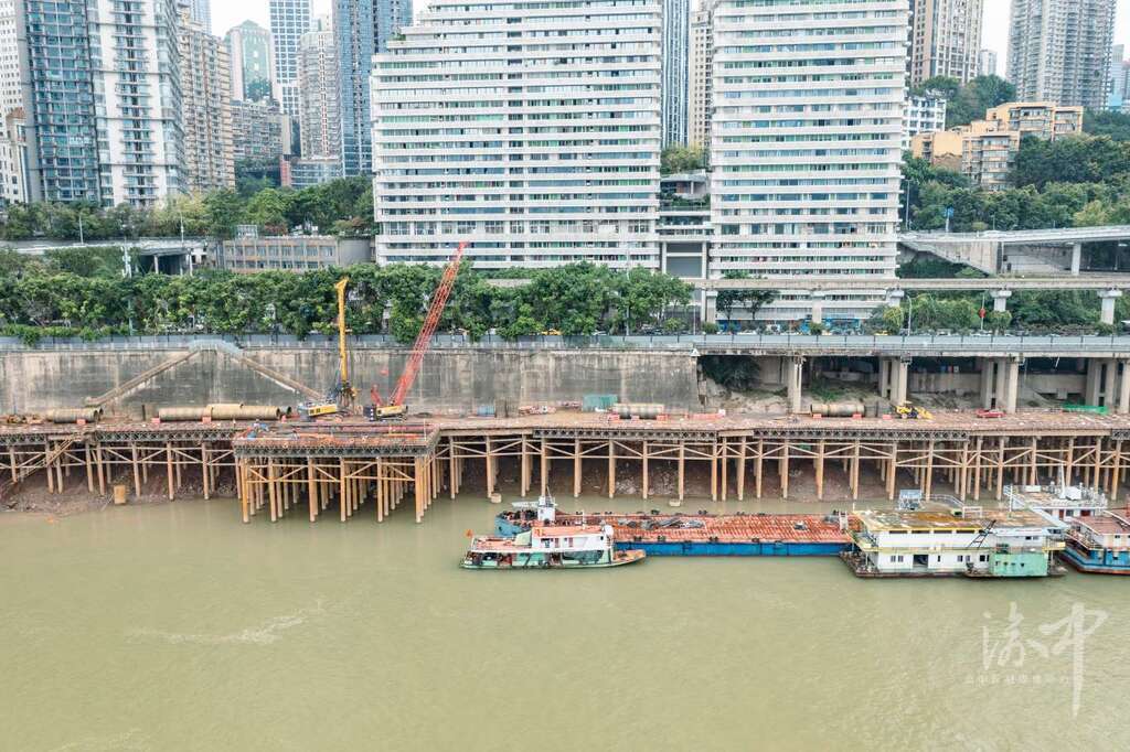 “两江四岸”治理提升嘉陵江岸线贯通工程—嘉滨路大溪沟段工地现场。