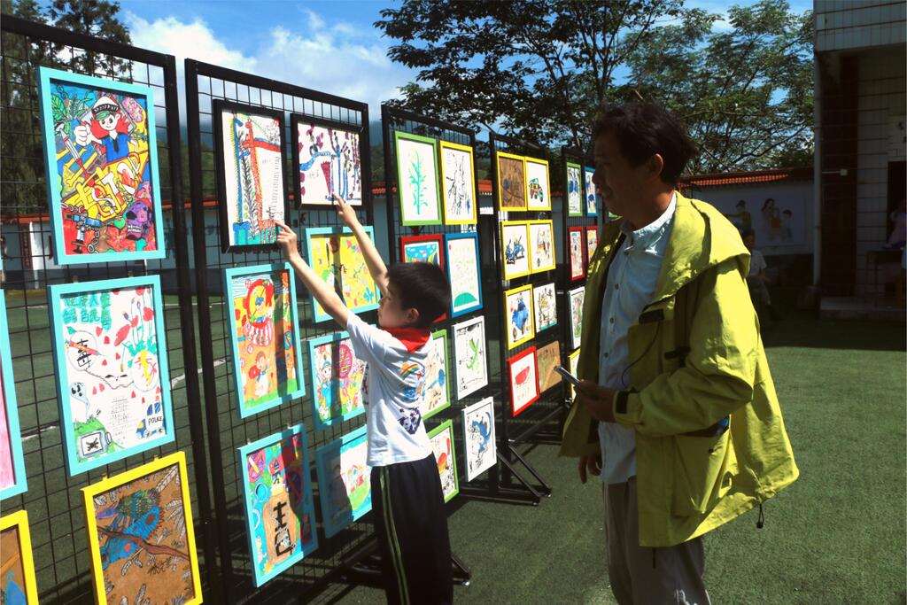 双龙乡小学的书画展简单而有希望