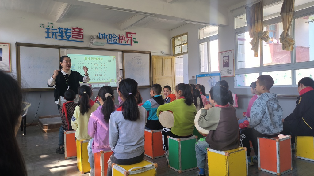 同样的教室不同样的课堂（彭水三小音乐教师马婧走教同河小学）