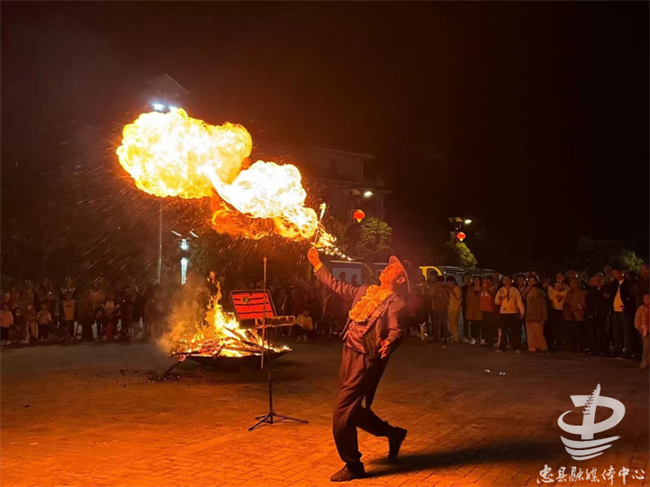 魔幻篝火噴火表演。拔山鎮(zhèn)供圖