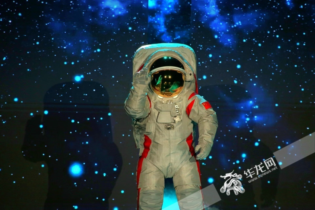 The scene where a Chinese spacesuit unveiled