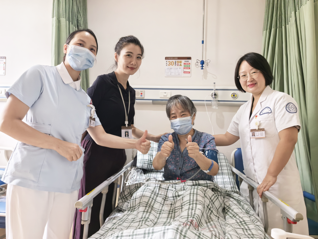 于婆婆与黄霞(右一)朱梓歆(左二)徐关敏(左一)合影