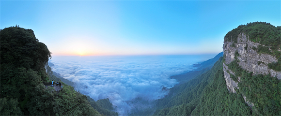 摩围山景色。赵勇摄