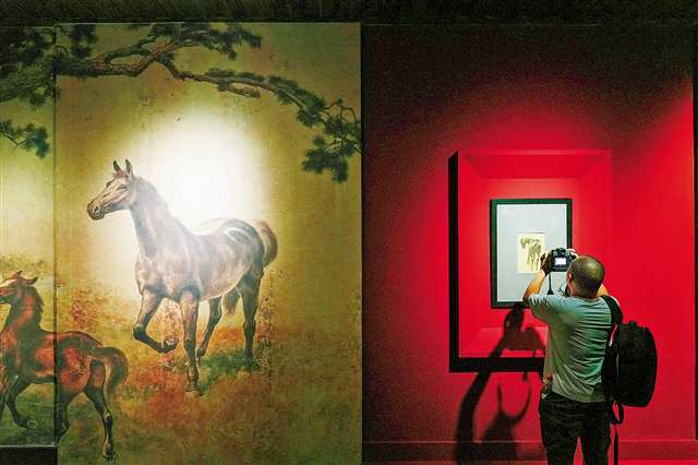 Visitors at the Xu Beihong Art Museum in Jiangbei District eagerly captured details of the artwork on display at the “Xu Beihong’s Sketching Works and Collections from His Stay in France” exhibition