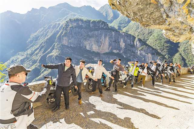 On October 2, motorcycle enthusiasts were taking pictures of the “Sky Road” at Zhoujiaping, Lanying Village, Lanying Township, Wuxi County