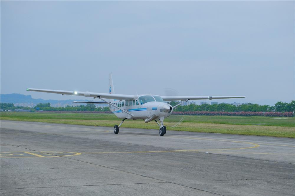 梁平機場，游客乘坐跳傘飛機升空，準(zhǔn)備體驗高空跳傘。資料圖