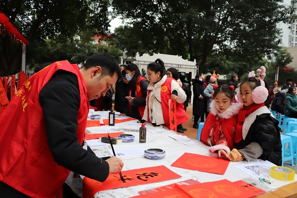 兩江名居2024年“龘龘”新春游園會—圖為寫對聯(lián)。通訊員 蔣弘程 攝