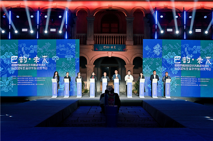 知名企业与巴绣产业发展专班签署战略意向合作协议。巫溪县文化旅游委供图