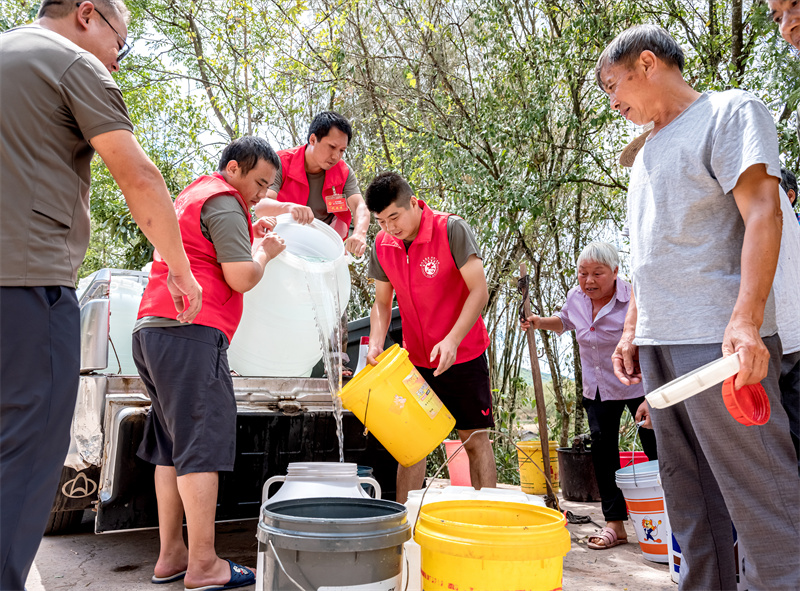 送去甘霖解民渴。垫江县委宣传部供图 华龙网发