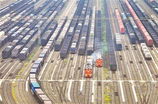 Busy Xinglongchang Marshalling Station on November 11