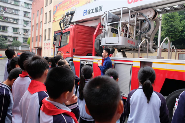 消防員講解城市搶險救援車主戰(zhàn)車——“霸王龍”。兩路街道供圖 華龍網(wǎng)發(fā)