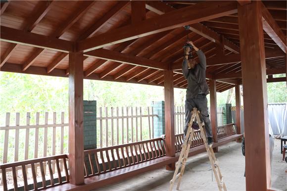 廊亭修建中。禮嘉街道供圖