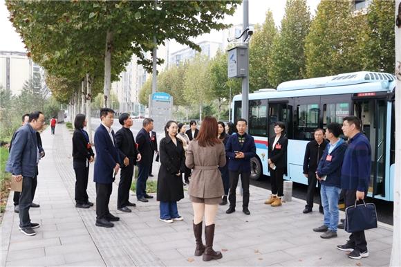 參會人員前往廣聚街路口公交站實地視察。禮嘉街道供圖 華龍網(wǎng)發(fā)