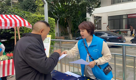 邀请居民填写问卷。龙溪街道办事处供图  华龙网发