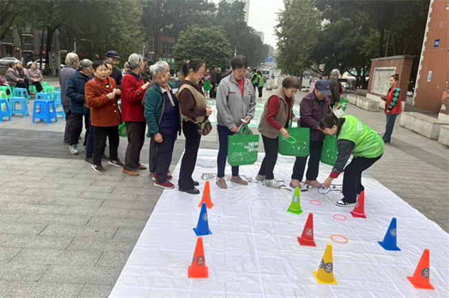 趣味游戏吸引老年群体积极参与。大竹林街道供图  华龙网发