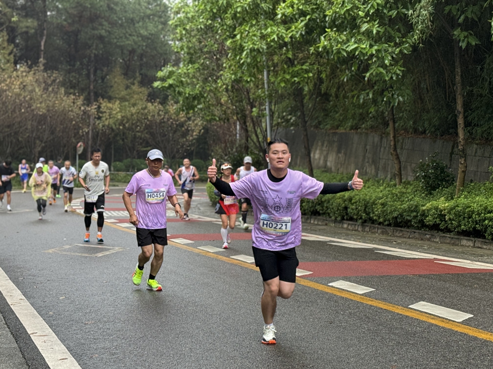 4  選手們奔跑在森林核心區(qū)域賽道上。華龍網 姬一鳴 攝