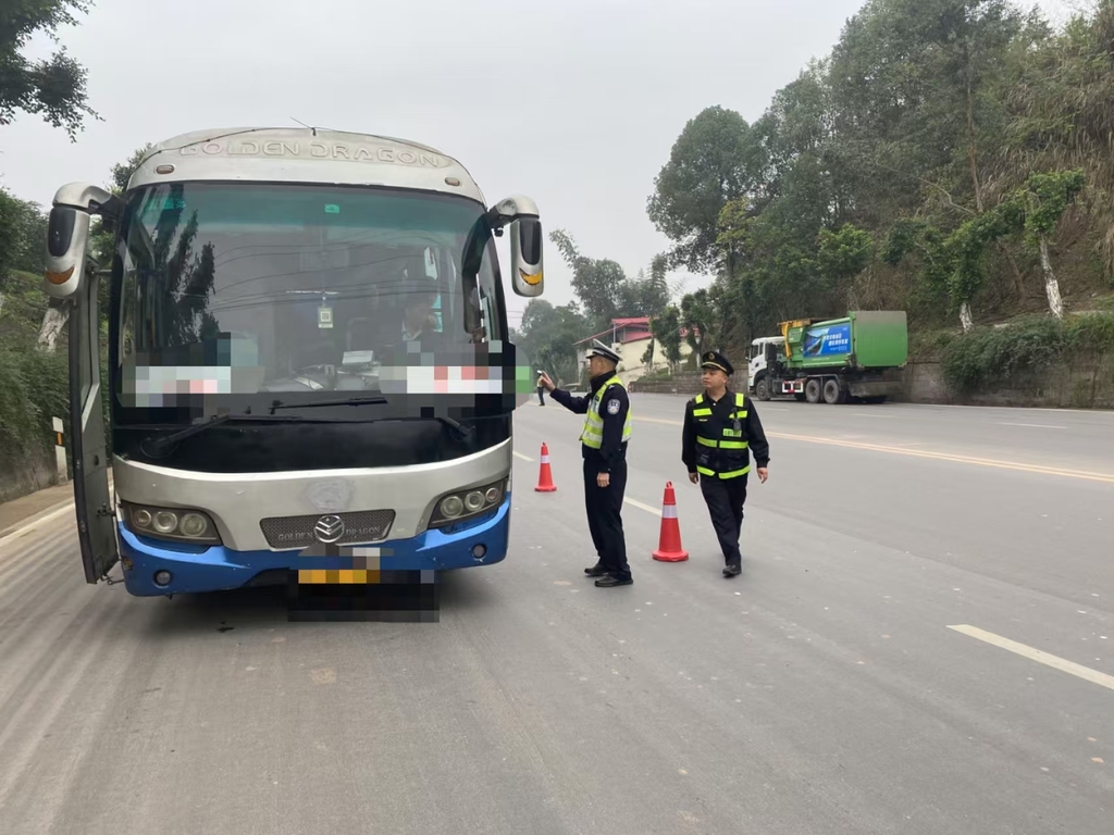 铜梁开展旅游包车冬季道路运输安全专项整治行动。