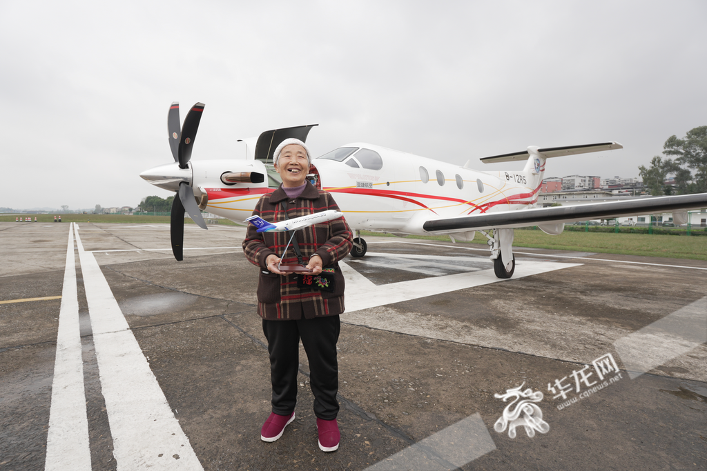 Feng Youcui realized her dream of flying on a plane, her face beaming joyfully like a child