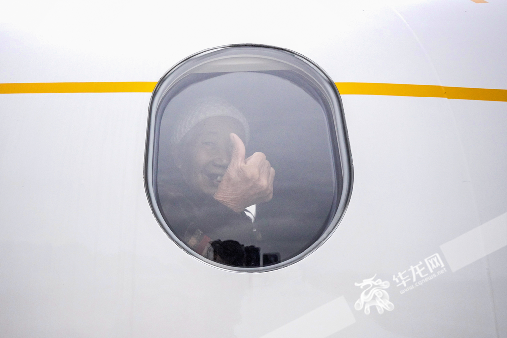 Before the plane took off, Feng Youcui gave a thumbs-up as she looked out of the window, excited for the adventure ahead