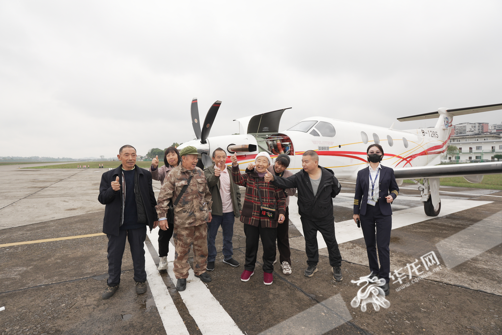 After experiencing her first flight, 80-year-old Feng Youcui posed for a family photo to commemorate the special moment