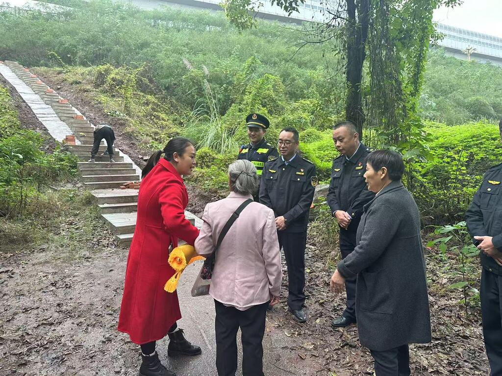 这条菜农们常走的通往轨道站的小路将加装路灯。受访者供图