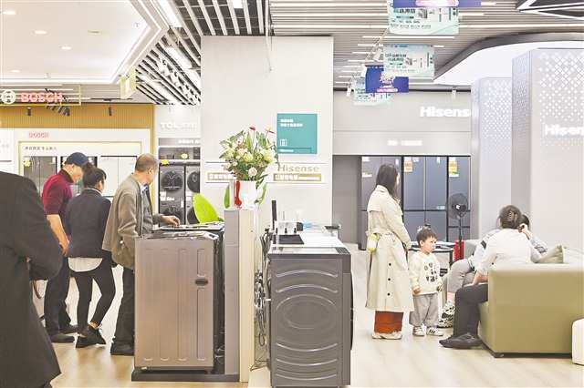 Last weekend, consumers were seen selecting and buying home appliances at an electronics shop in the Guanyinqiao Business District, Jiangbei District