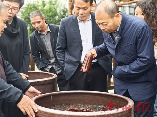 兩地勞模工匠和企業(yè)代表在重慶三不加食品有限公司實(shí)地了解企業(yè)發(fā)展情況。記者 劉曉娟 攝