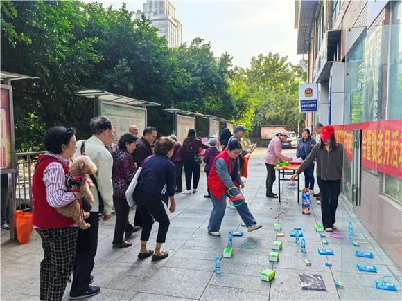 社区老年人朋友正在参与游园套圈活动。通讯员 尹欢欢 摄