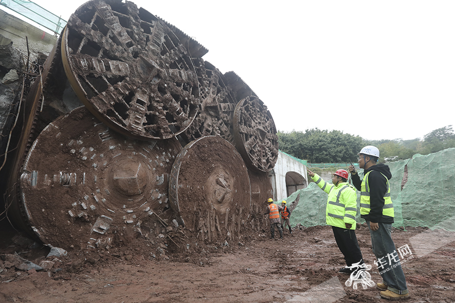 项目技术团队采用大断面矩形顶管机顶进施工工艺，该工艺在重庆市尚属首次使用。第1眼TV-华龙网首席记者 李文科摄