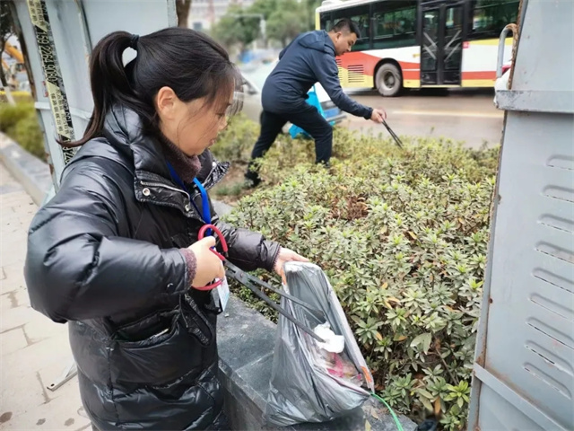 晏远红清理城市垃圾。仙桃街道供图 第1眼TV-华龙网发