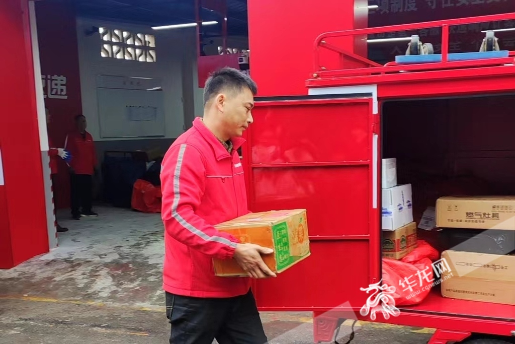 Workers in Chongqing were loading the 150 billionth package onto a delivery vehicle, preparing for its final journey to Ms. Mu’s door