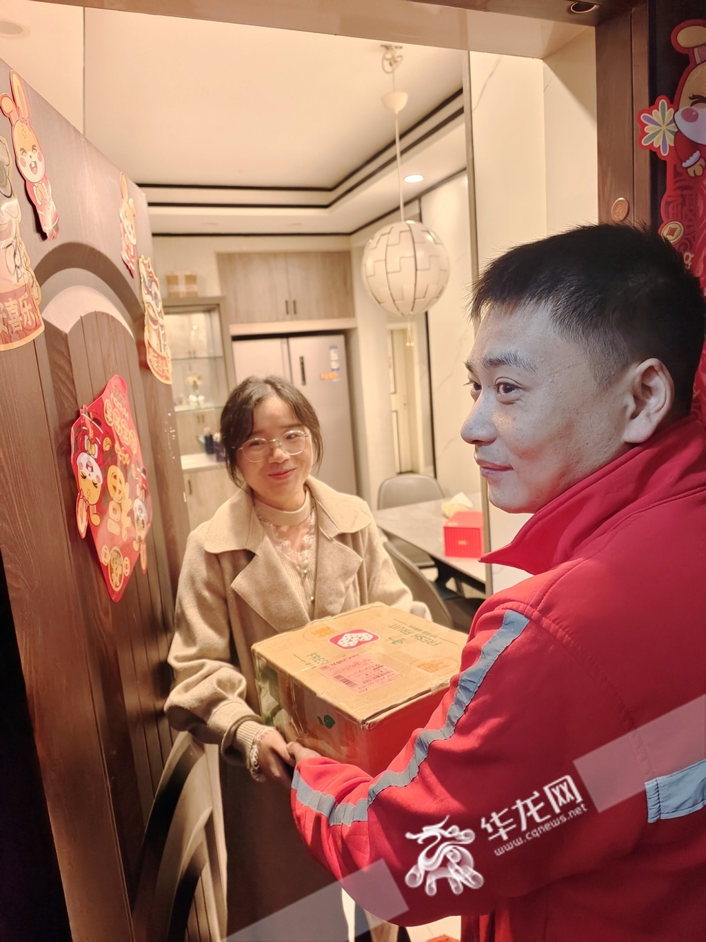 The historic 150 billionth delivery – a box of apples from Tianshui, was ultimately handed to Ms. Mou