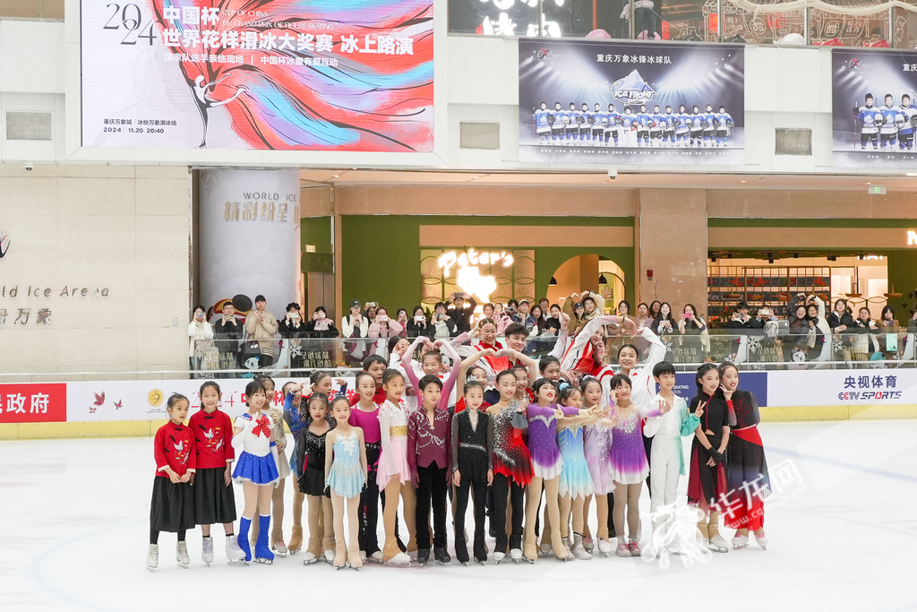 National team athletes posed for a photo with the young skaters