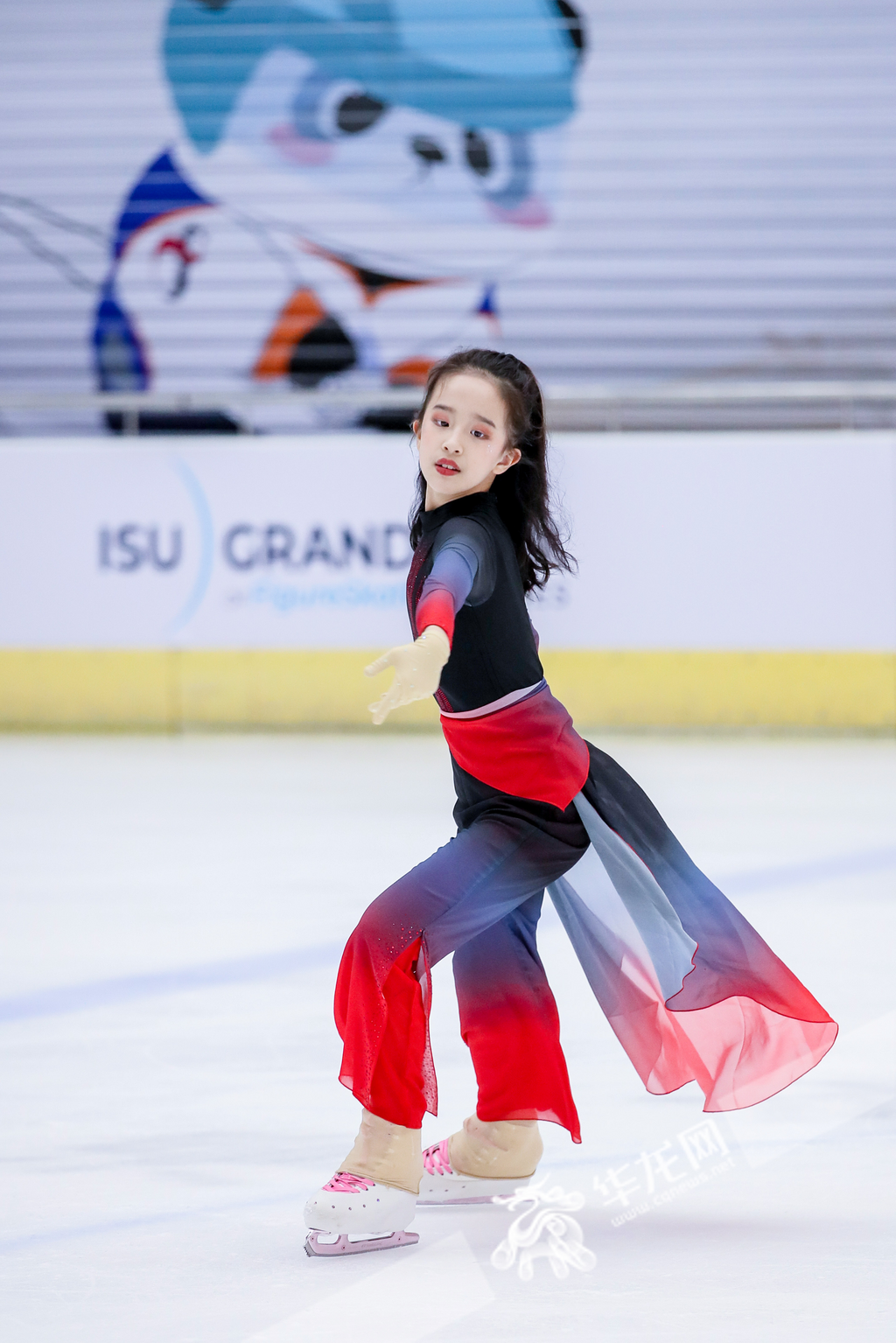 A young skater performed on-site