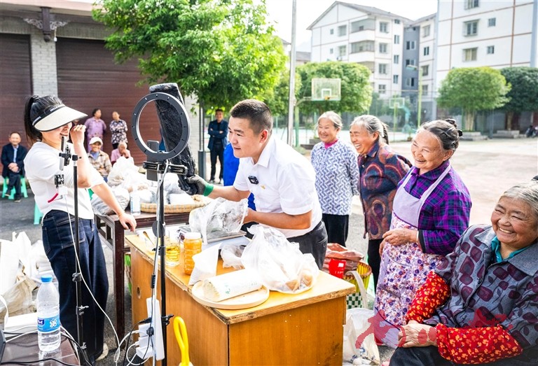 古花镇太平村村干部邓华书通过助农直播间售卖当地特产。记者 陈姗 摄