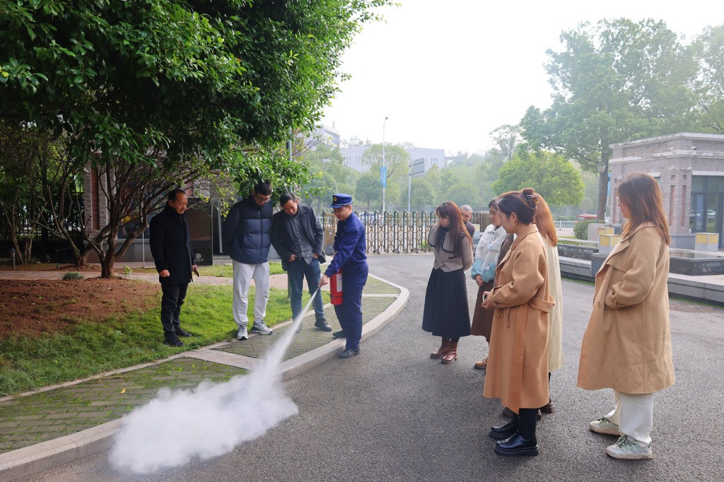 消防宣传员指导参训人员如何正确使用灭火器。铜梁区消防救援局供图 第1眼TV-华龙网发