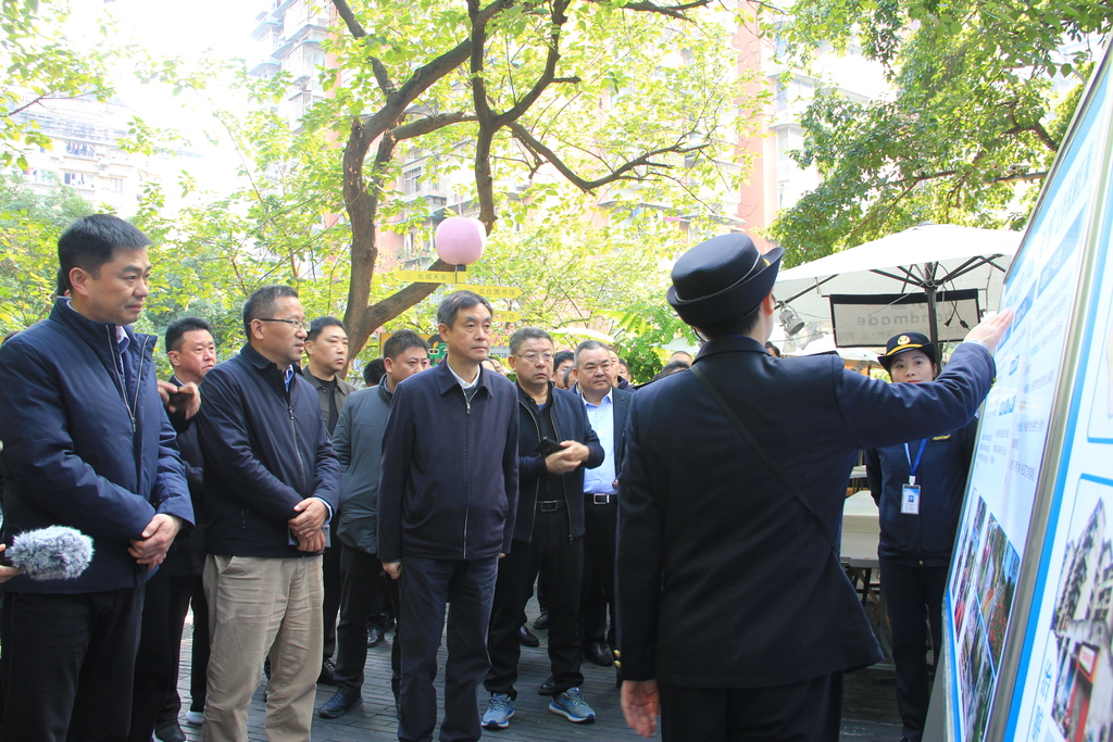 調研渝北社區。重慶市城市管理局供圖