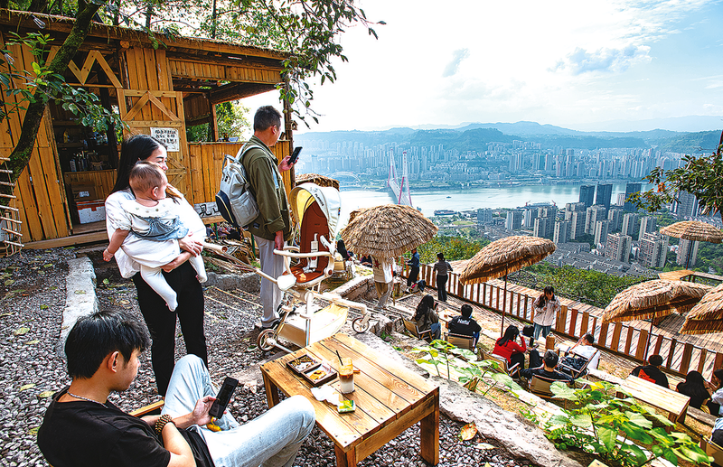 陳家壩街道大石社區(qū)，市民眺望江城美景。重慶三峽融媒體中心供圖