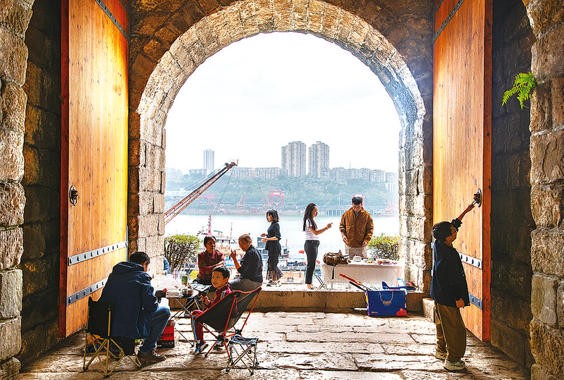 沱口社區(qū)，市民在古城墻邊嘮家常。重慶三峽融媒體中心供圖