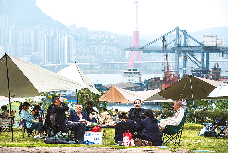 江南集装箱码头附近，露营、享受亲水生活的市民不少。重庆三峡融媒体中心供图